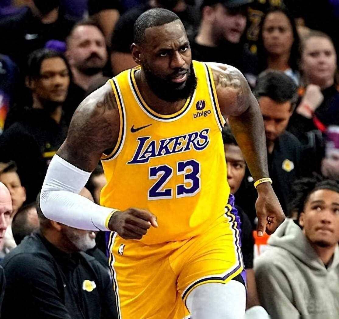 夏洛特黄蜂队在关键时刻挺身而出,获得翻盘胜利 夏洛特黄蜂队在关键时刻挺身而出,获得翻盘胜利